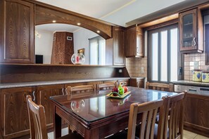 シティ ヴィラ | 専用キッチン | 大型冷蔵庫、電子レンジ、オーブン、コンロ