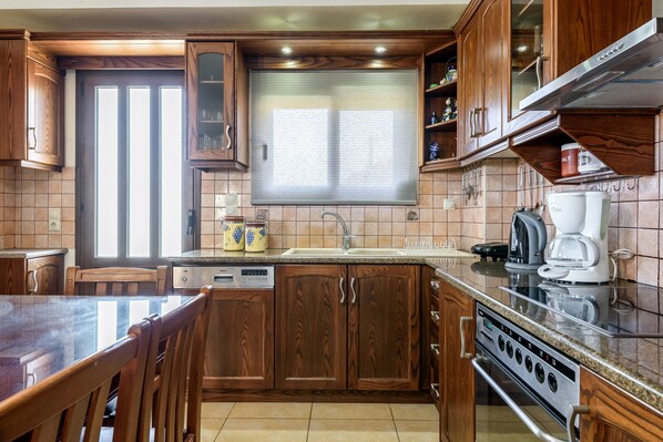 シティ ヴィラ | 専用キッチン | 大型冷蔵庫、電子レンジ、オーブン、コンロ