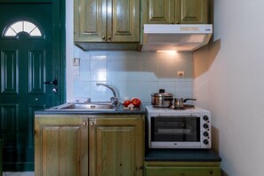 Eine Küche mit Holzausstattung, einem weißen Backofen und einem Spülbecken.