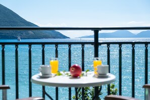 Outdoor dining - Holiday Apartment 'Apostolos Apartment 1' Next to Beach with Wi-Fi (Lefkada)