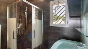 Shower, hair dryer, towels