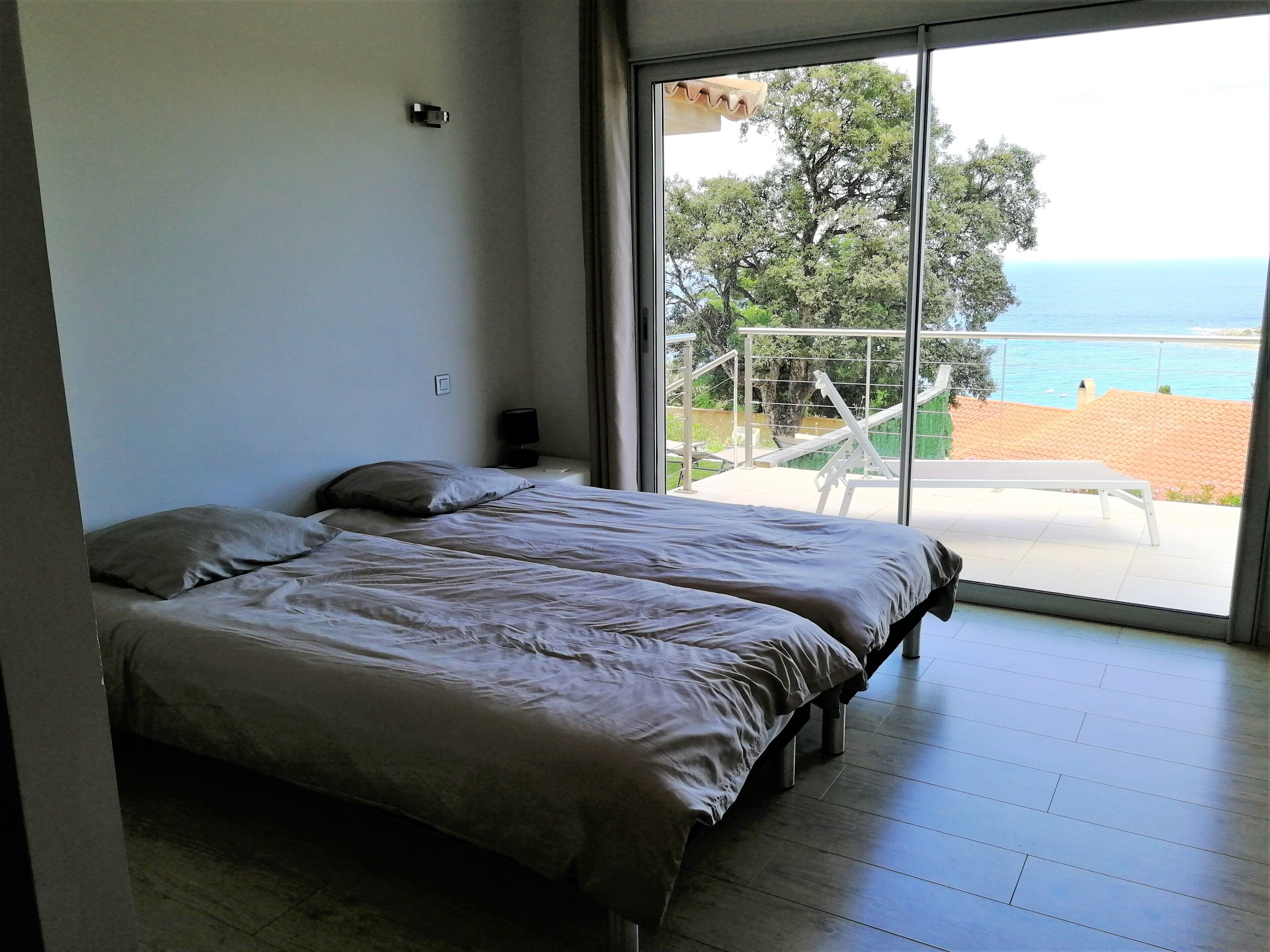 5 bedrooms, iron/ironing board, free WiFi, bed sheets