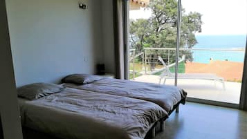 5 bedrooms, iron/ironing board, free WiFi, bed sheets