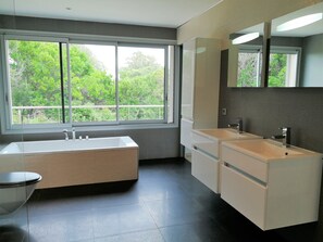 Shower, hair dryer, towels - Villa 'Gecko' with Sea View, Wi-Fi and Air Conditioning (SARI SOLENZARA)