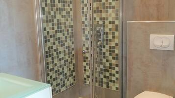 Ducha, secador de pelo y toallas