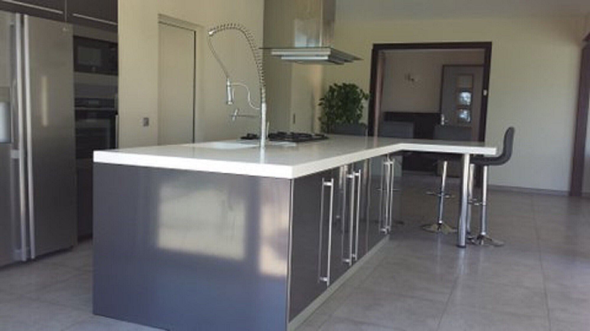 Kylskåp, mikrovågsugn, ugn och spishäll