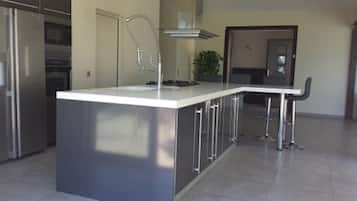 Kylskåp, mikrovågsugn, ugn och spishäll