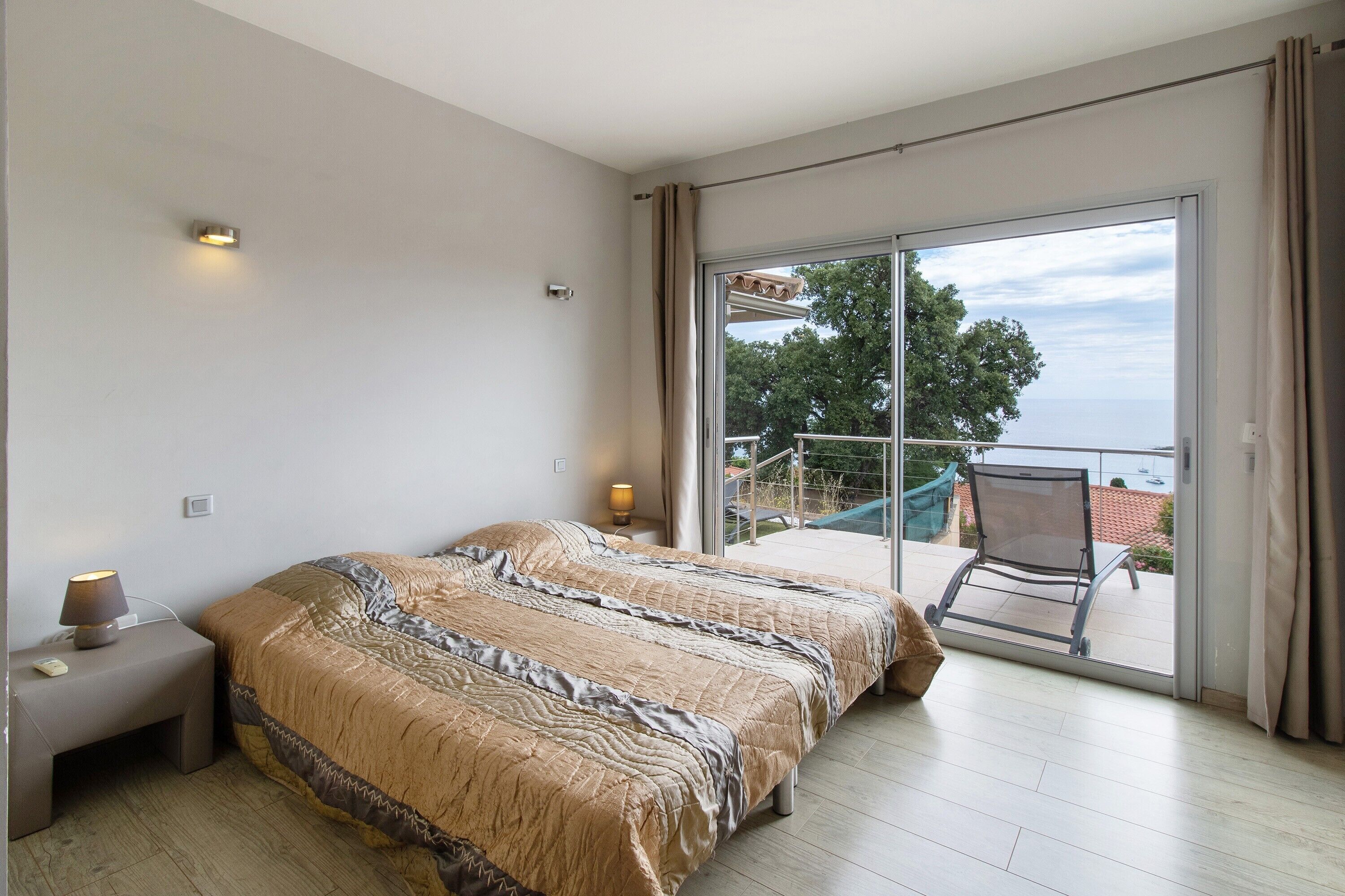 5 bedrooms, iron/ironing board, free WiFi, bed sheets
