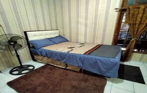 スタンダード ダブルルーム | デスク、ベッドシーツ