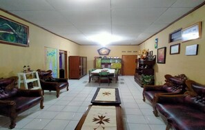 24 インチの液晶テレビ (ケーブル放送視聴可)、テレビ