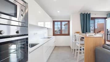 Fridge, oven, stovetop, coffee/tea maker