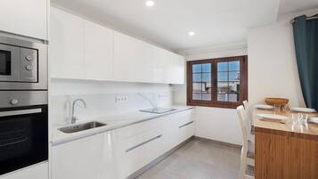 Een koelkast, een oven, een kookplaat, een koffiezetapparaat/waterkoker