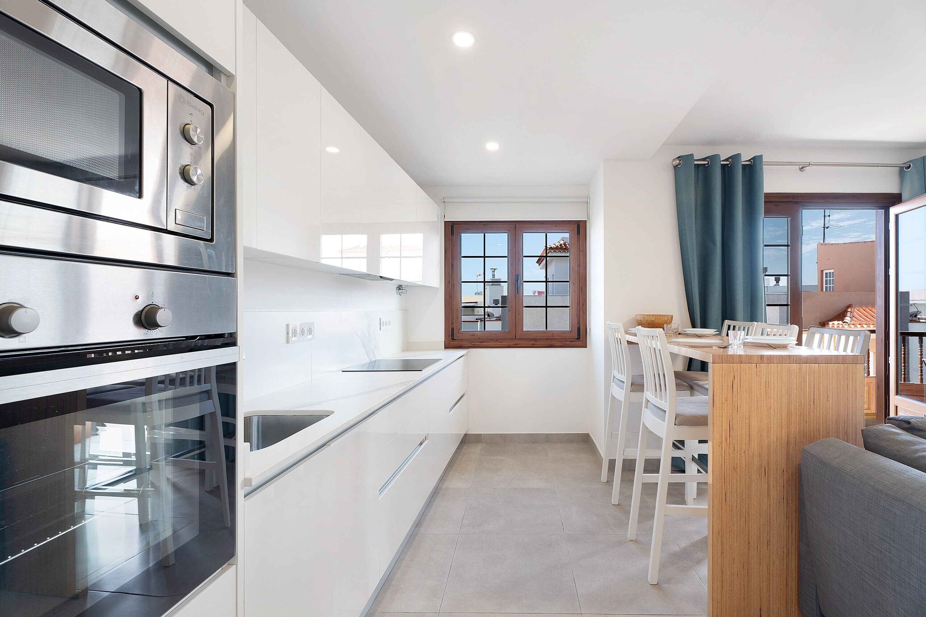 Frigorífico, horno, placa de cocina y cafetera o tetera