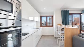 Frigorífico, horno, placa de cocina y cafetera o tetera