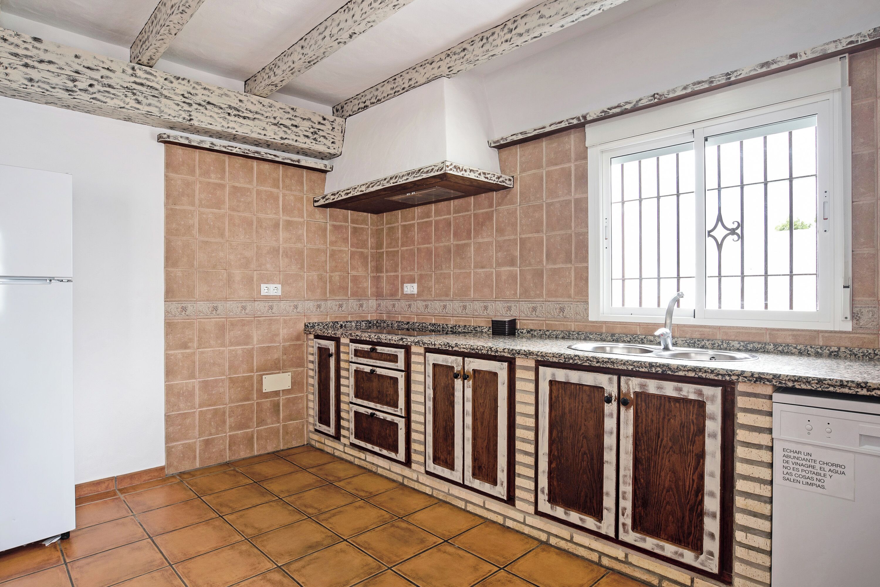 Kühlschrank, Mikrowelle, Herdplatte, Geschirrspüler