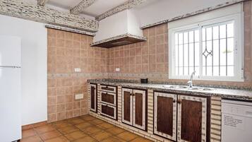 Jääkaappi, mikroaaltouuni, liesi, astianpesukone