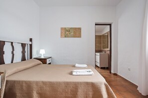 3 slaapkamers, een strijkplank/strijkijzer, gratis wifi, beddengoed