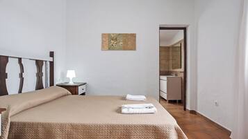 3 slaapkamers, een strijkplank/strijkijzer, gratis wifi, beddengoed