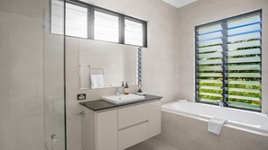 Badewanne, Haartrockner, Handtücher, Seife