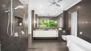 Bathtub, hair dryer, towels, soap - Belle Escapes 58 Ocean Dr Palm Cove (Palm Cove)