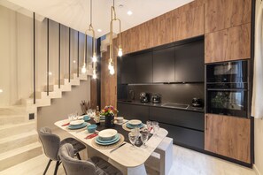 Kühlschrank, Mikrowelle, Ofen, Herdplatte