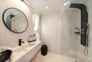 Dusche, Haartrockner, Bademäntel, Hausschuhe