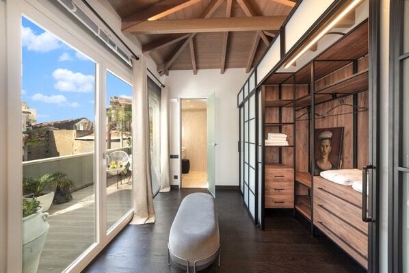 1 Schlafzimmer, Schreibtisch, schallisolierte Zimmer