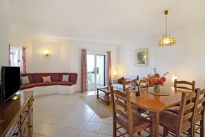 TV - Balaia Apartment near the Beach with Shared Pools (Albufeira)