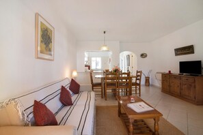 TV - Balaia Apartment near the Beach with Shared Pools (Albufeira)