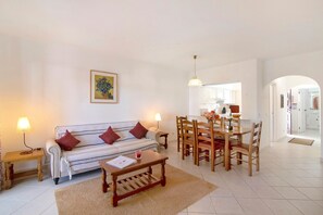 TV - Balaia Apartment near the Beach with Shared Pools (Albufeira)