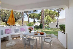 Outdoor dining - Balaia Apartment near the Beach with Shared Pools (Albufeira)