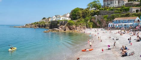 Plage à proximité, chaises longues