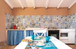 Kühlschrank, Ofen, Herdplatte, Wasserkocher mit Kaffee-/Teezubehör