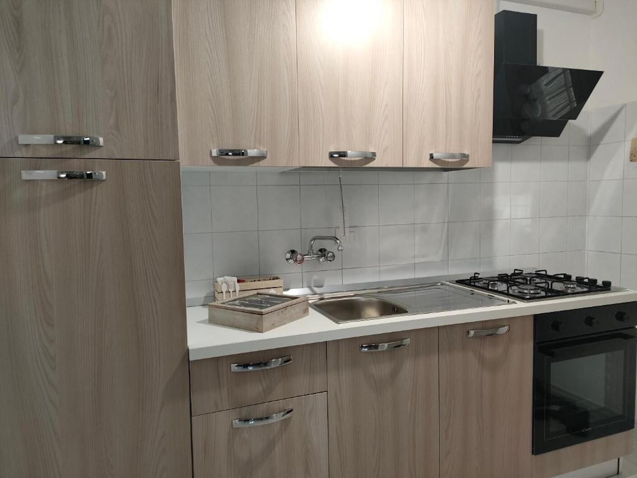 Fridge, oven, stovetop, coffee/tea maker