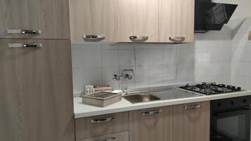 Fridge, oven, stovetop, coffee/tea maker