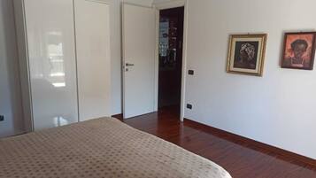 2 bedrooms, bed sheets