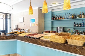 Desayuno a la carta todos los días (con cargo)