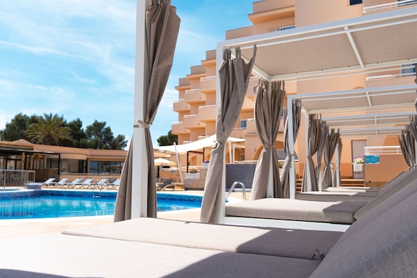 Poolside bar