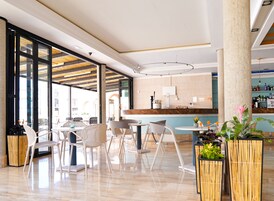 Bar junto a la piscina