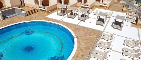 Una piscina al aire libre de temporada