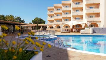 Piscine extérieure (ouverte en saison)