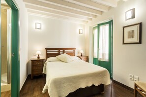 1 slaapkamer, een strijkplank/strijkijzer, internet, beddengoed