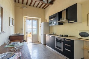 Frigorifero, microonde, forno, piano cottura