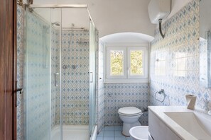 Doccia, asciugacapelli, asciugamani