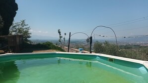 Piscina com vista desobstruída para a paisagem ao redor.