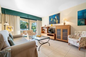 TV - Holdiday Apartment 'Costa Linda 201' with Sea View, Pool & Wi-Fi (Hospitalet del Infante)