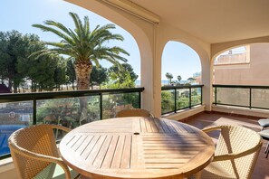 Outdoor dining - Holdiday Apartment 'Costa Linda 201' with Sea View, Pool & Wi-Fi (Hospitalet del Infante)