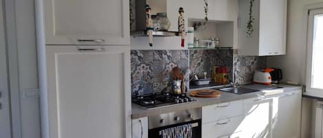 Fridge, oven, stovetop, coffee/tea maker