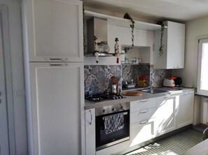 Kühlschrank, Ofen, Herdplatte, Wasserkocher mit Kaffee-/Teezubehör