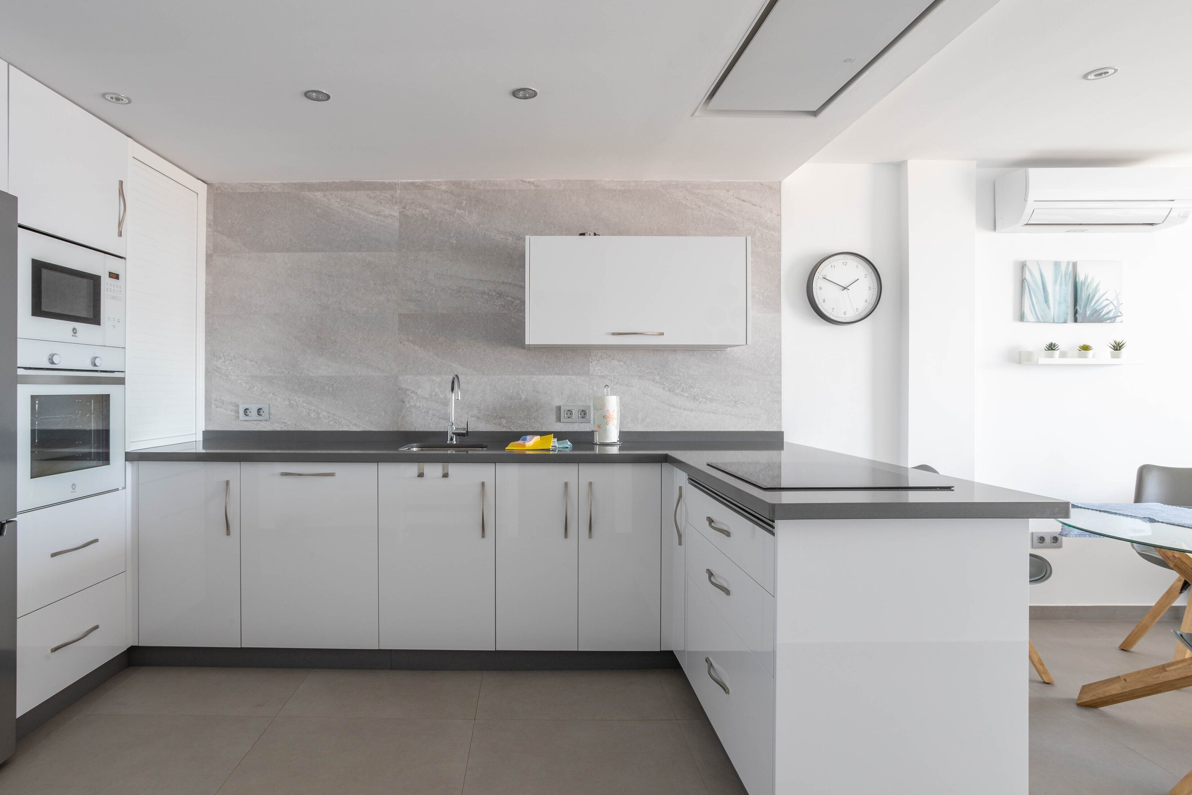 Køleskab, mikrobølgeovn, ovn, kogeplade